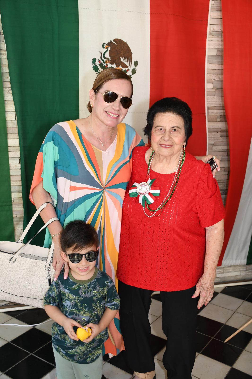 $!María Elena García García acompañada de su hija y nieto.