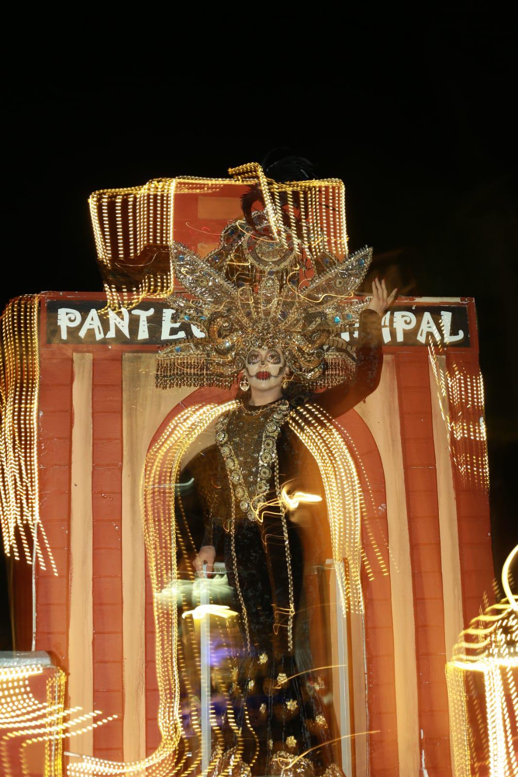 $!Disfrutan miles de personas del desfile del Día de Muertos en Mazatlán