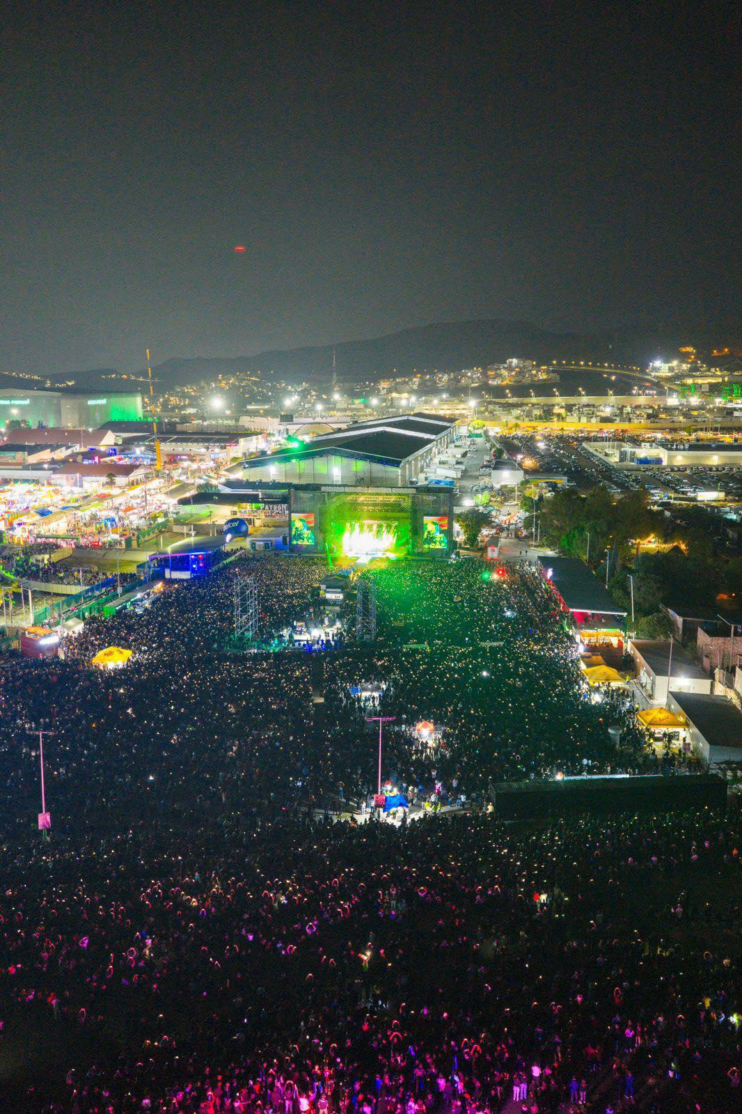 $!Miles de personas acudieron al concierto.