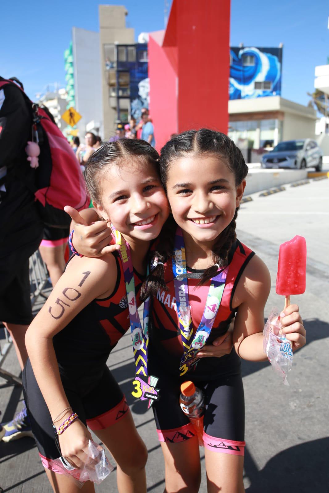 $!Renta Osuna Moreno y Maryel Ramírez Sánchez, del equipo de Triatlón Infantil de Mazatlán.