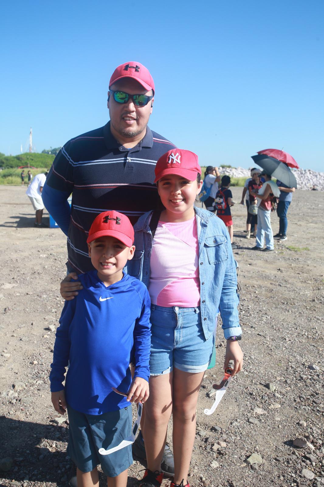 $!Irving Wong con sus hijos Irving José y Alexandra.