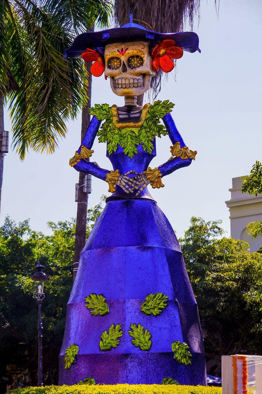 $!Cada detalle de la Catrina, desde las flores hasta su estructura luminosa, rinde homenaje a las tradiciones mexicanas.