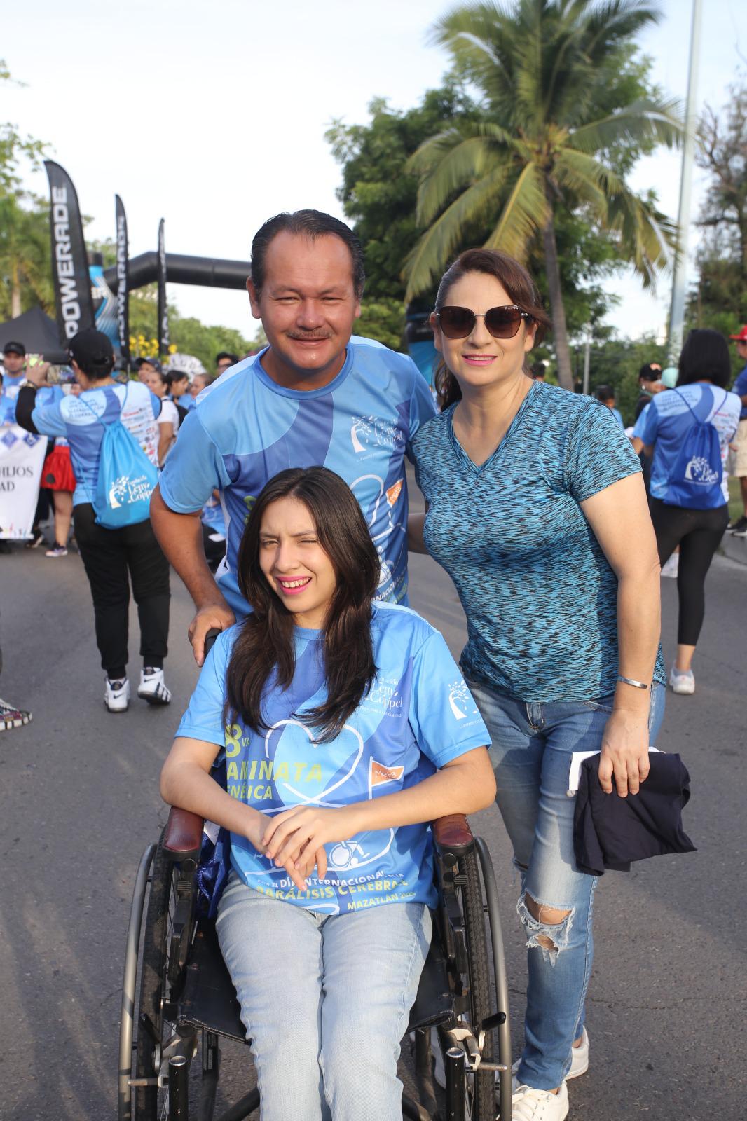 $!Yenifer entre sus padres Carlos Rodríguez y Leonor Vizcarra.