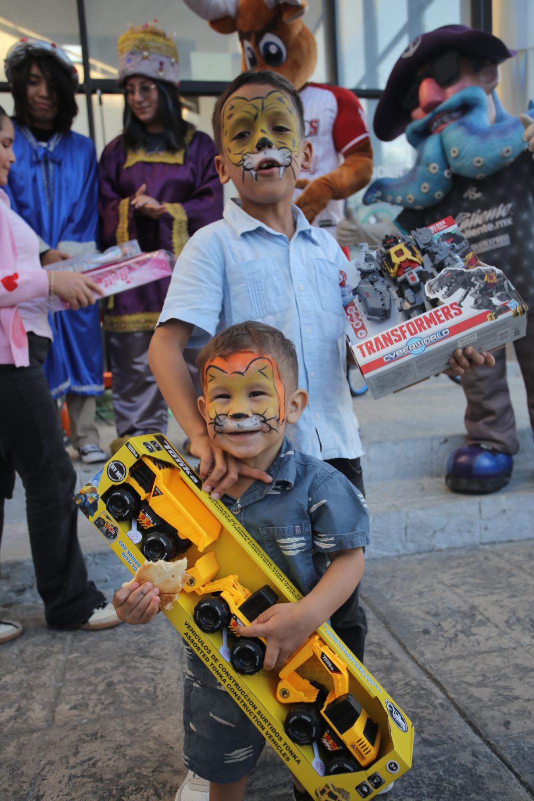 $!Ilusión, regalos y esperanza marcan la edición 33 de la campaña ‘Sé Un Rey Mago’ en Mazatlán