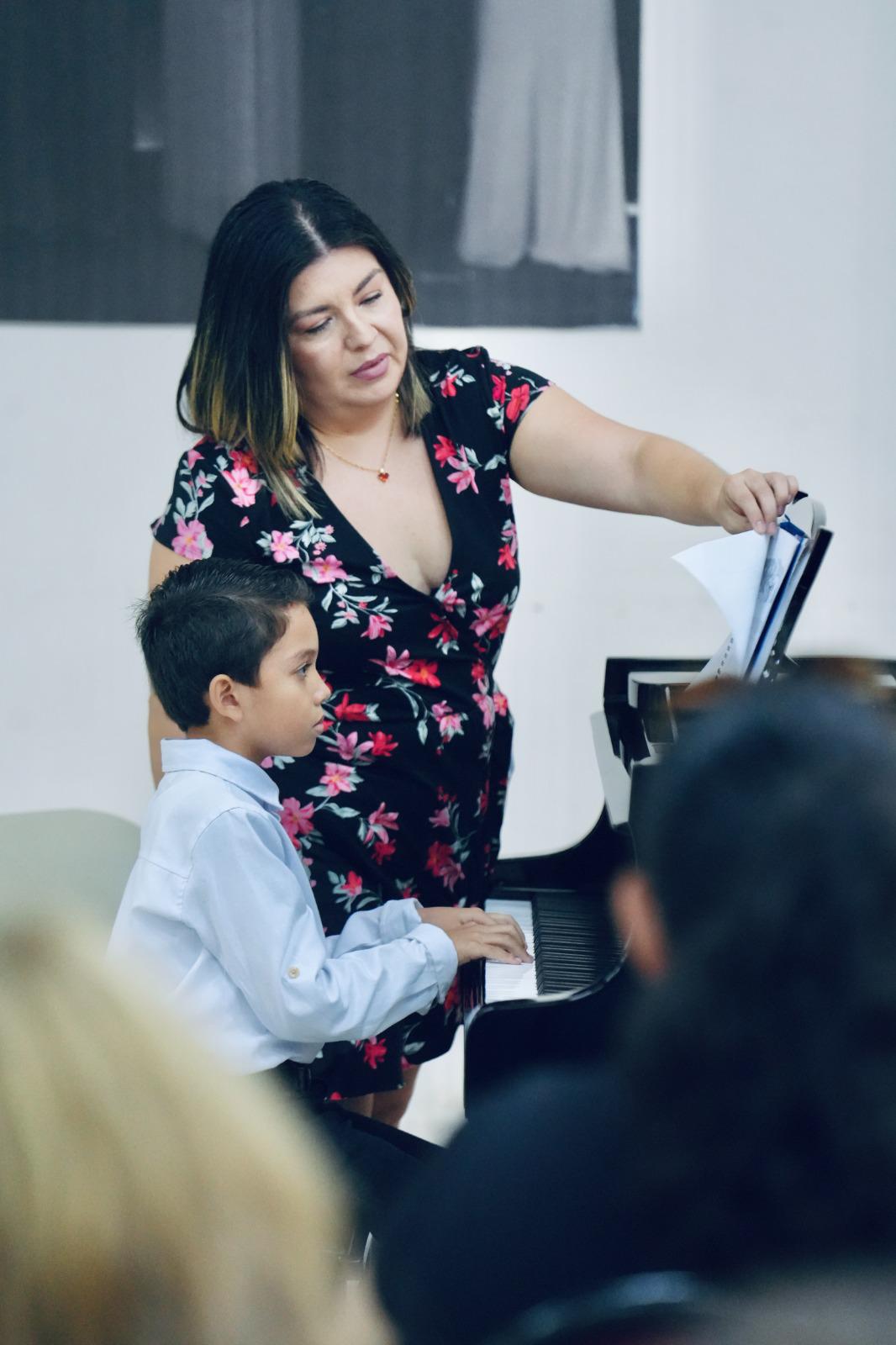 $!La maestra Rosaura Lazcano Galván estuvo presente con sus alumnos.