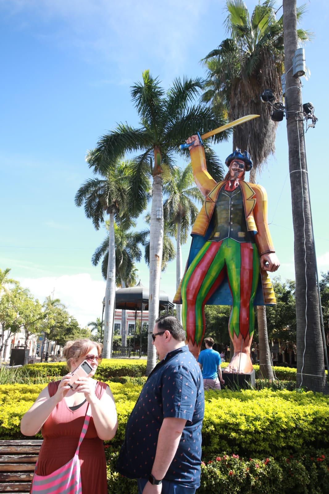 $!Se apropia el ‘Pirata del Pacífico’ de la Plazuela Machado