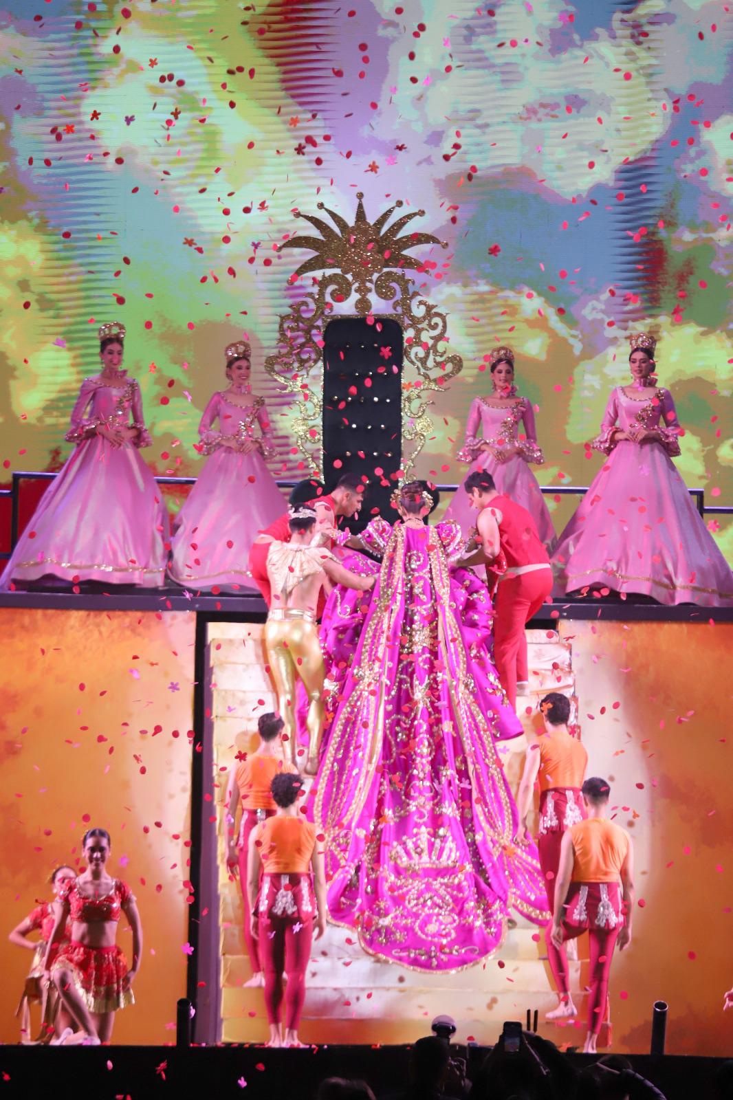 $!Carolina III recibe sus atributos reales como Reina del Carnaval de Mazatlán 2024