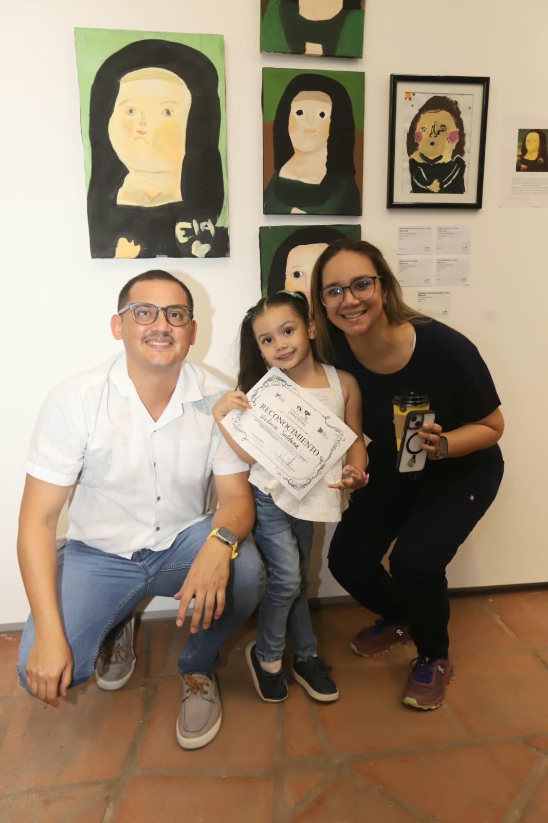 $!Victoria Díaz entre sus papás Hernán Díaz y Paula Saldaña.