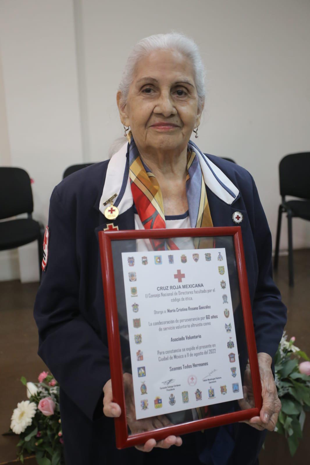 $!Recibe Cristina Rosano González la Constancia de Perseverancia por 60 años de servicio altruista