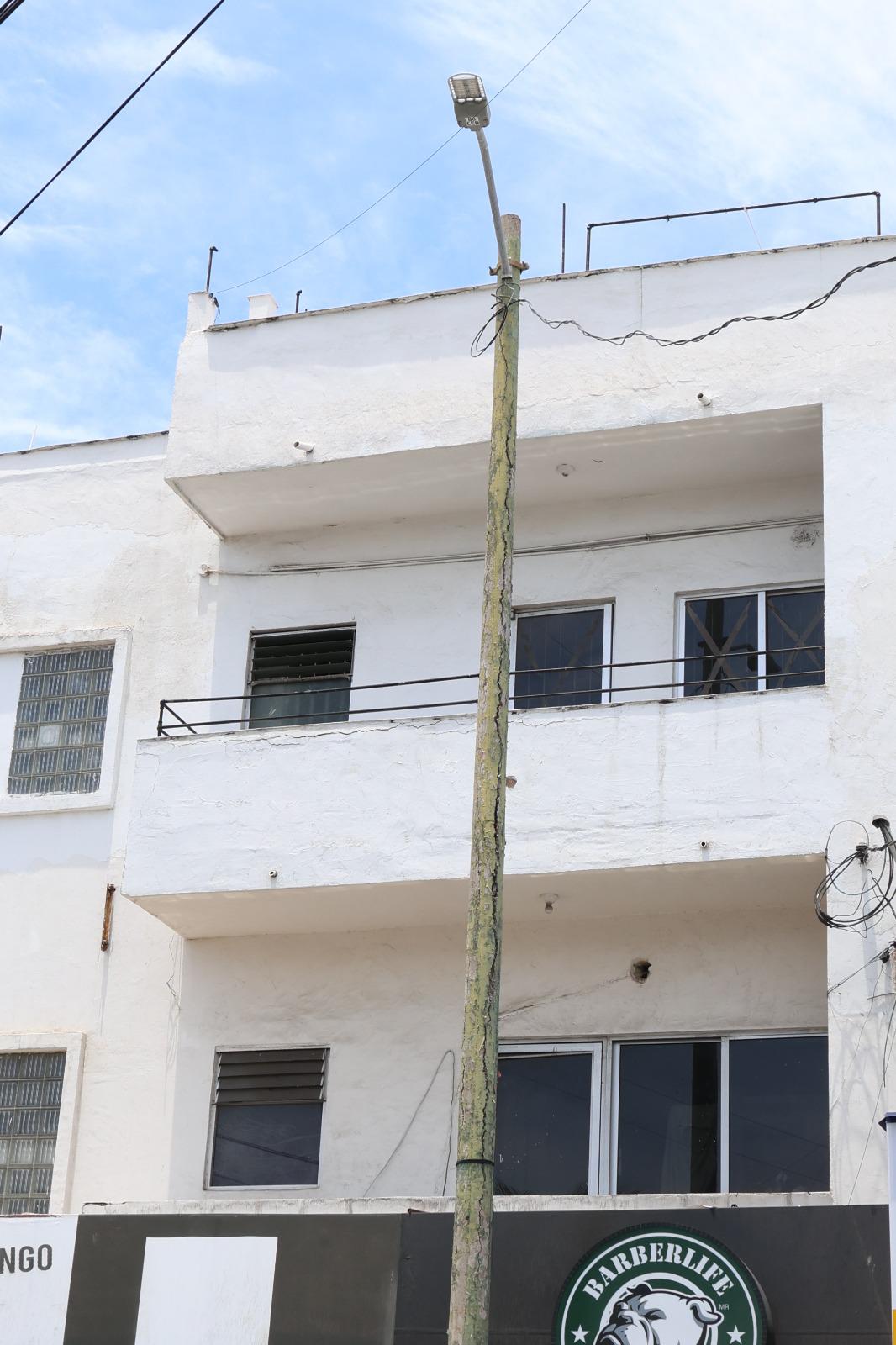 $!Postes deteriorados y saturación de cableado generan preocupación en el Centro de Mazatlán