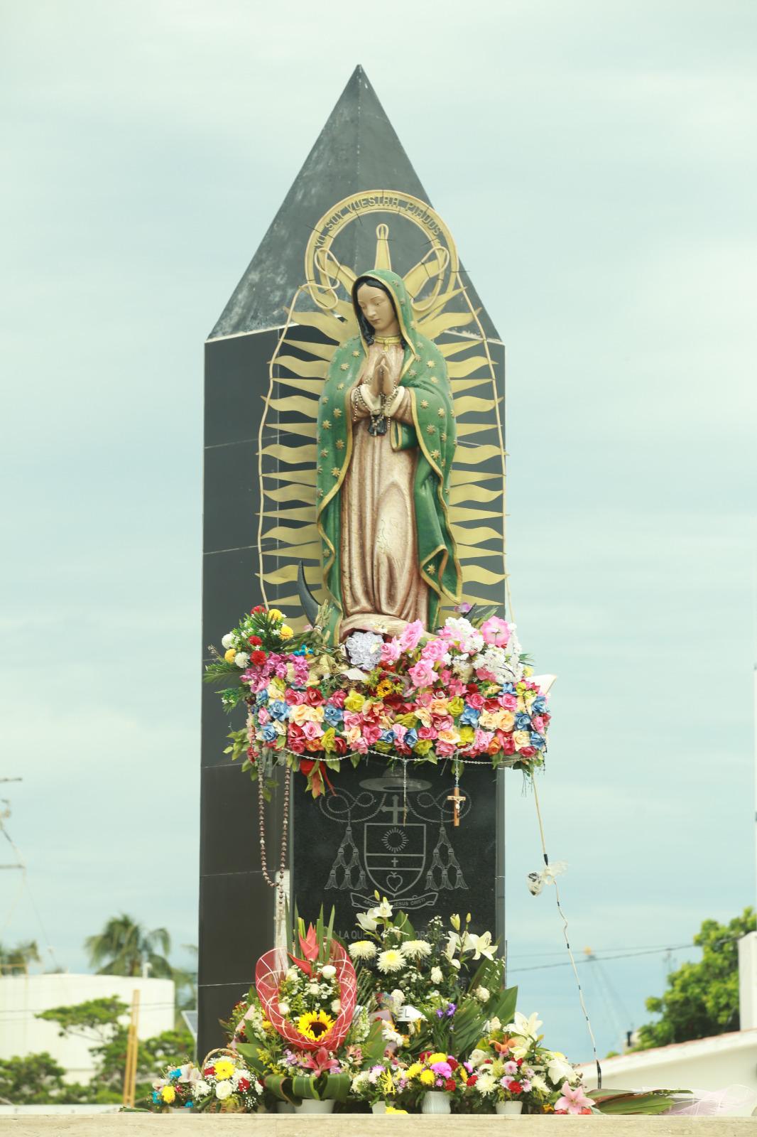 $!Con flores y veladoras, piden a la Virgen de la Puntilla protección contra el huracán