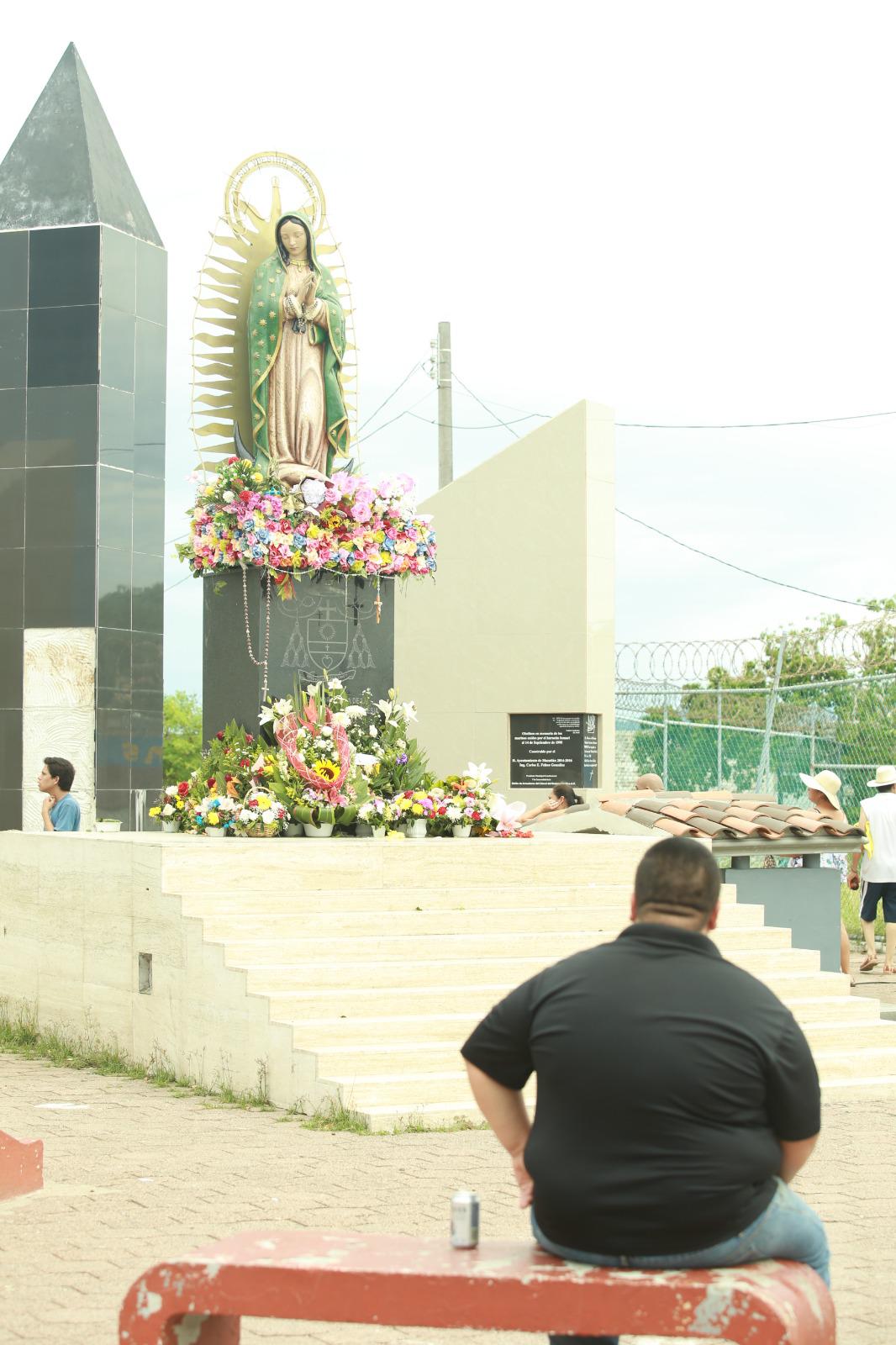 $!Con flores y veladoras, piden a la Virgen de la Puntilla protección contra el huracán