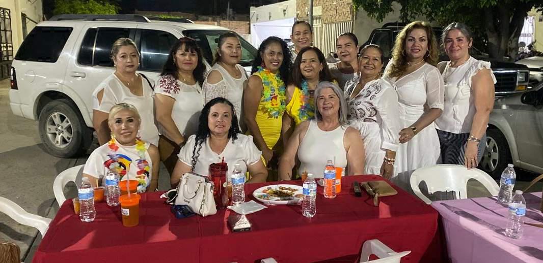 $!Las cumpleañeras entre un grupo de amigas.