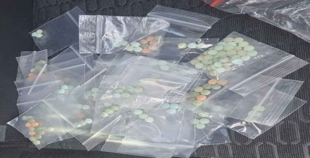 $!Detienen a hombre con 206 dosis de fentanilo y un arma larga en Villa Unión, al sur de Mazatlán