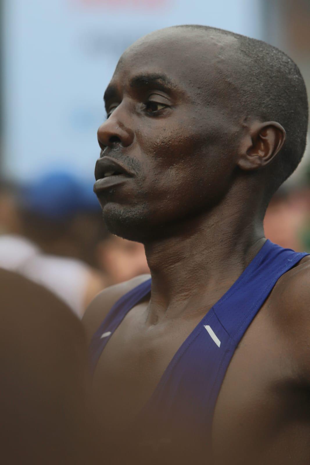 $!Feliz por el resultado aquí: Alfred Kipserem, ganador del Maratón de Mazatlán