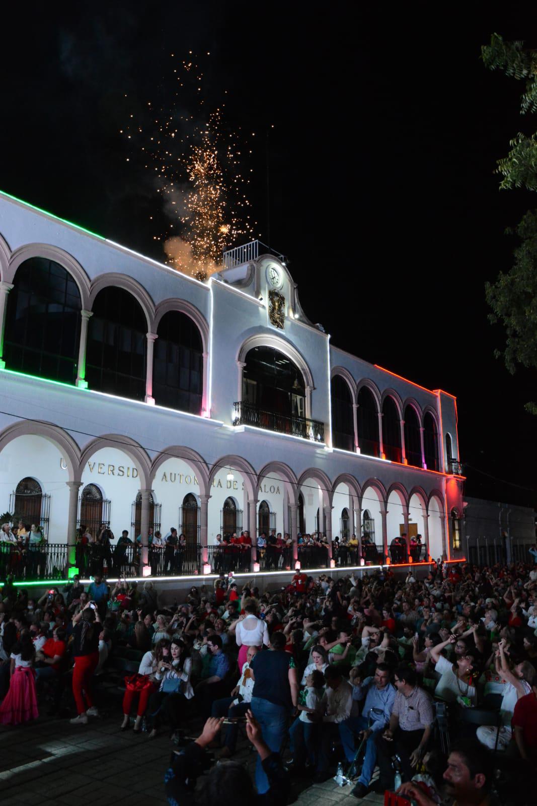 $!El público llenó la explanada de la Plazuela Rosales.