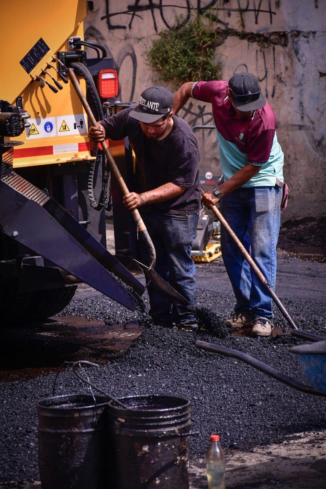 $!Empiezan a tapar los baches en Mazatlán con nueva maquinaria
