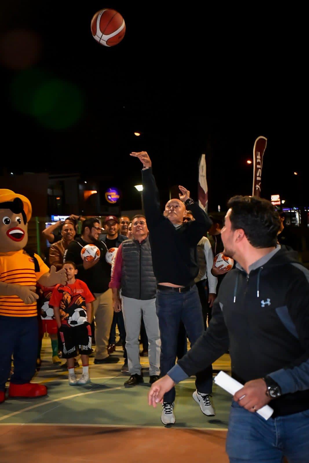 $!Estrena iluminación led cancha de basquetbol del Parque Lineal Óscar Pérez Escobosa