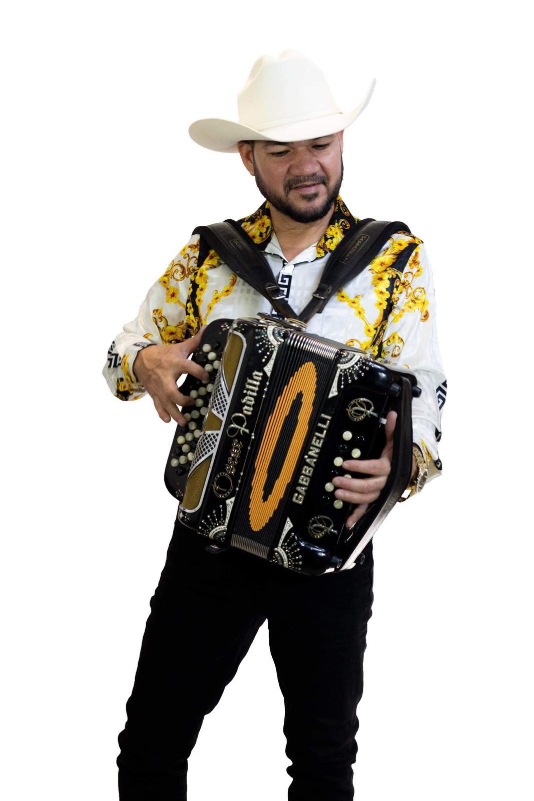 $!El cantautor anunció que próximamente estará en Mazatlán para dar a conocer más de su proyecto musical.