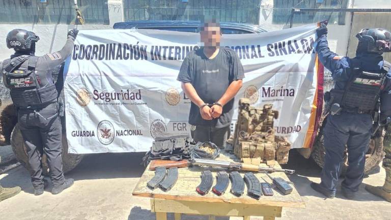 El detenido, la camioneta y los objetos asegurados fueron puestos a disposición del Ministerio Público Federal.