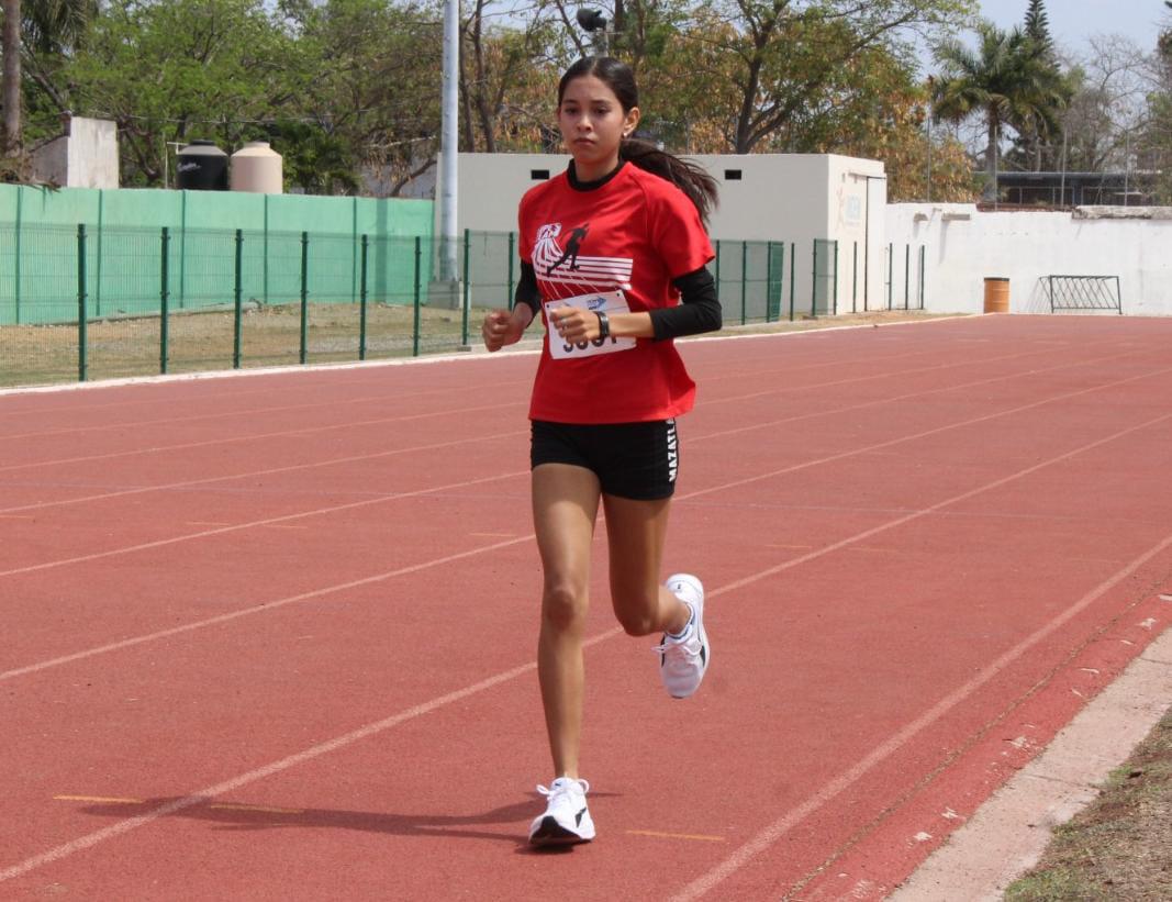 $!Vuelan bachilleres en la pista de la Unidad Benito Juárez