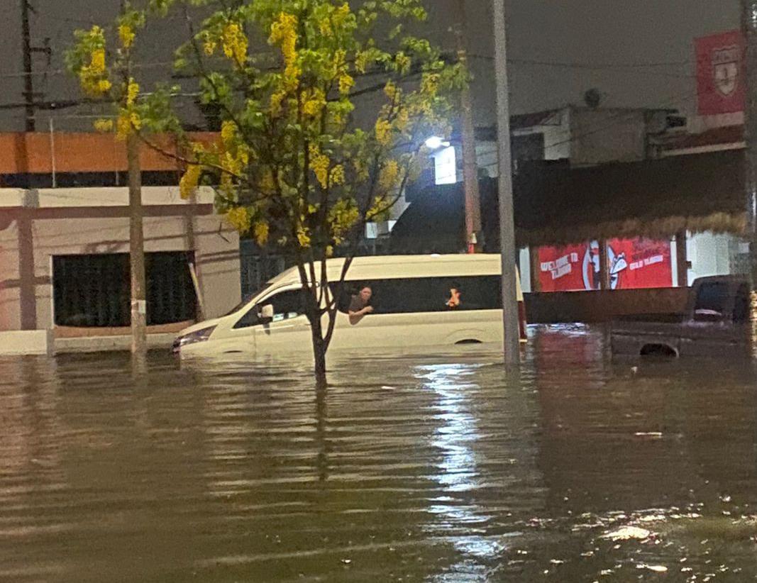 $!Policía Acuática auxilia a personas varadas por inundaciones en Mazatlán