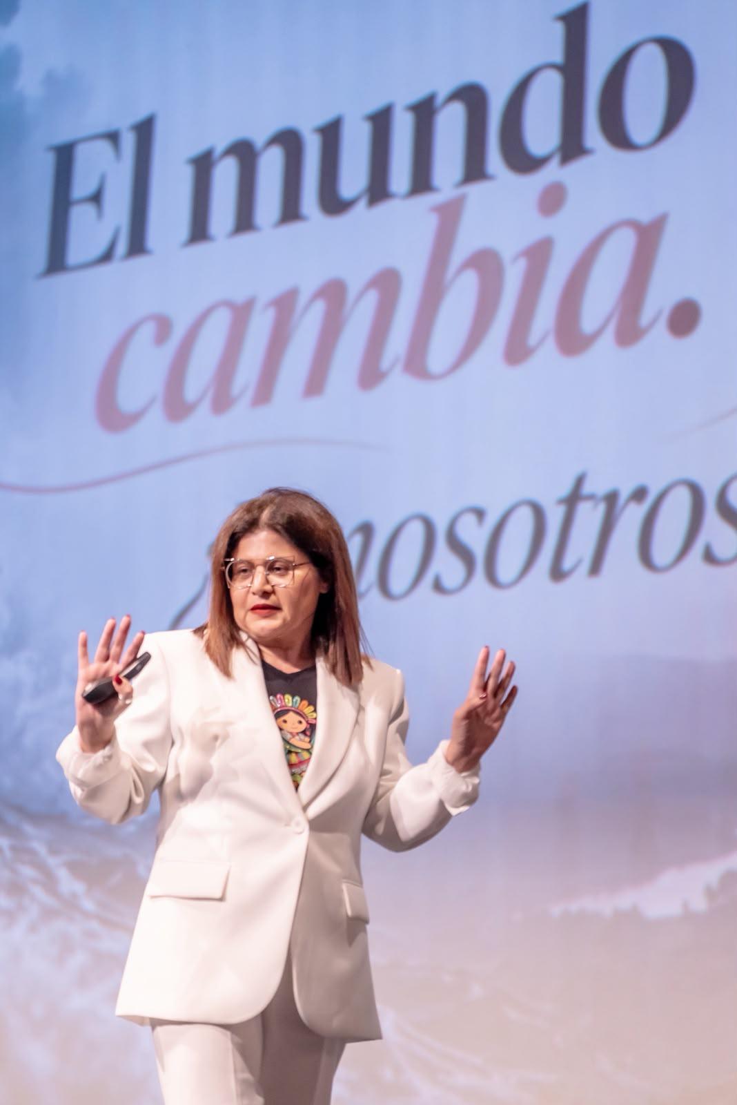 $!Carmen Soler Pagán imparte conferencia sobre salud mental y neurofelicidad en el Teatro Ángela Peralta
