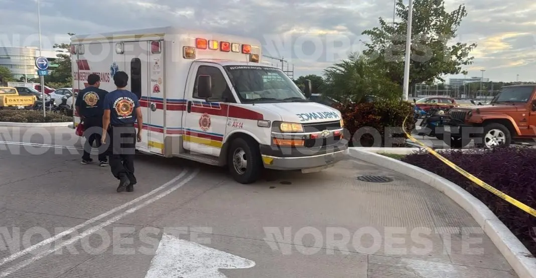 $!Asesinan a un hombre en el estacionamiento de una plaza comercial en Mazatlán