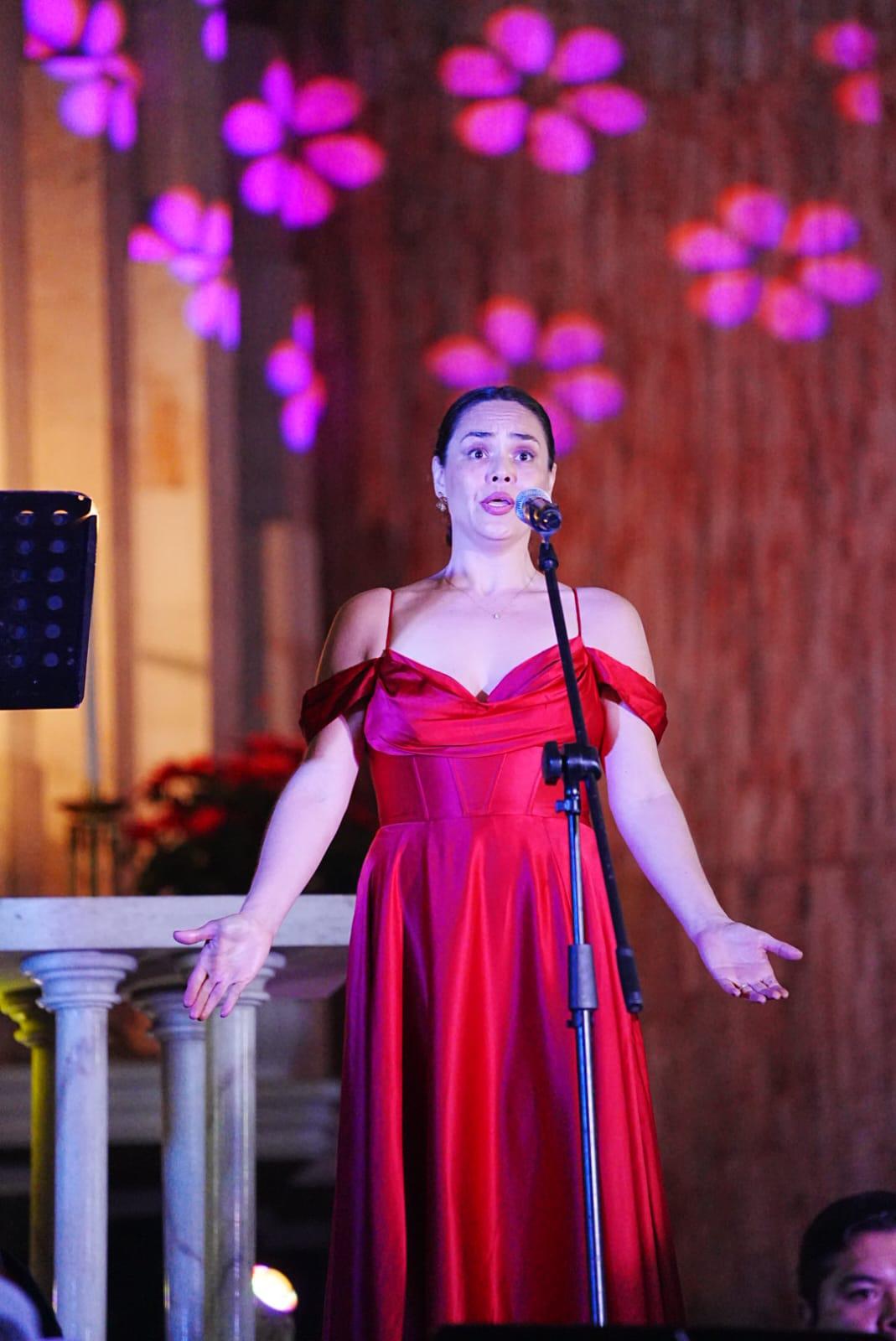 $!La soprano Rebeca de Rueda cautivó al público con su interpretación de Ave María.