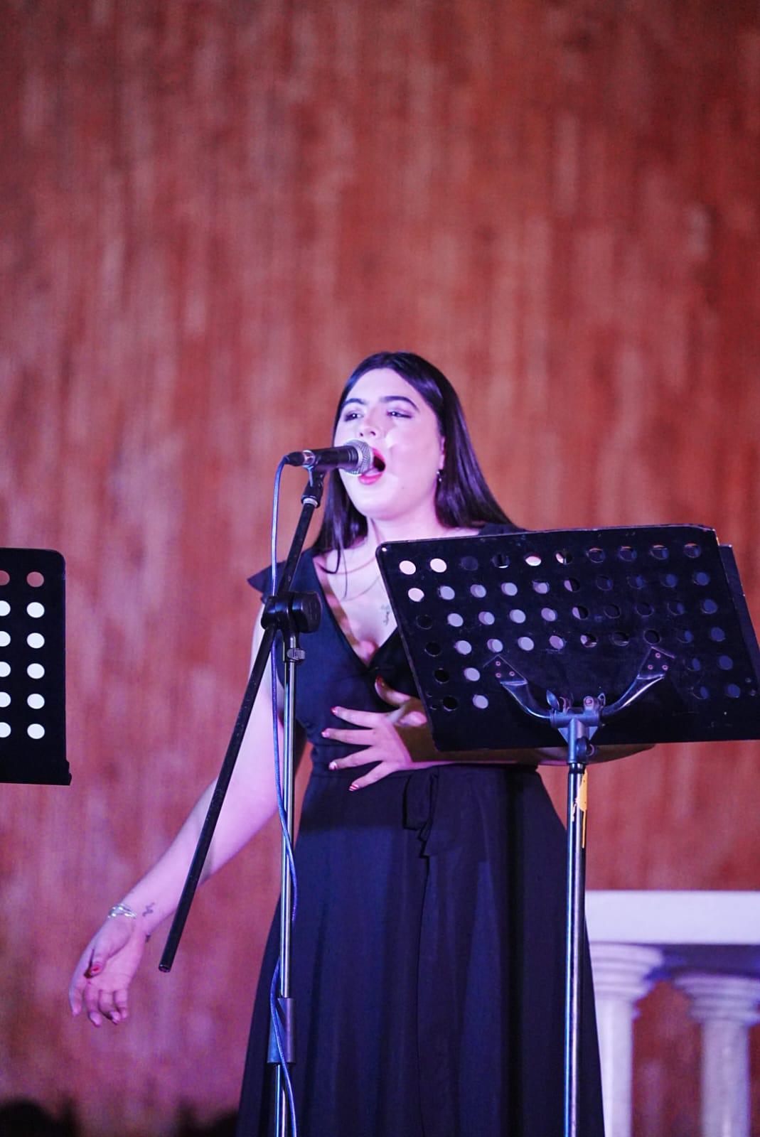 $!Perla Orozco durante su participación especial en el programa musical navideño.