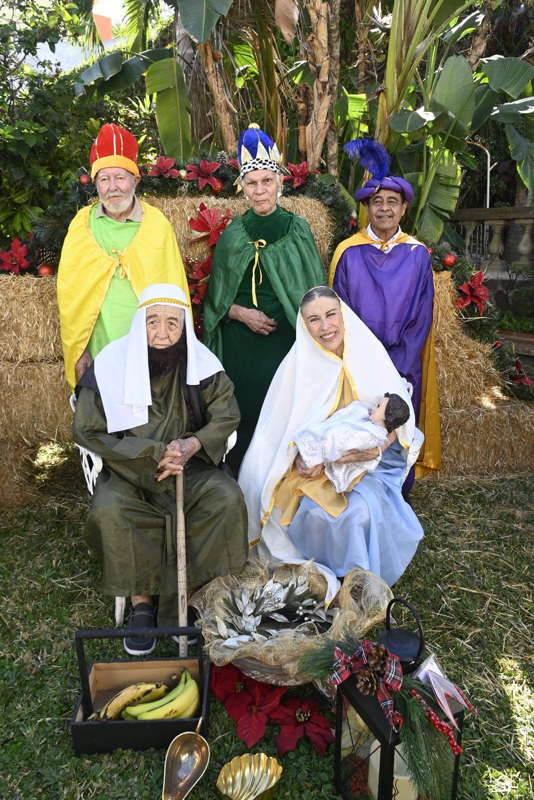 $!Reginald Loeppky, Raúl Orozco e Ignacio Bernal, quienes representaron a Melchor, Gaspar y Baltazar, junto a Maria Lourde Bortolotti y Jesús Lizárraga.