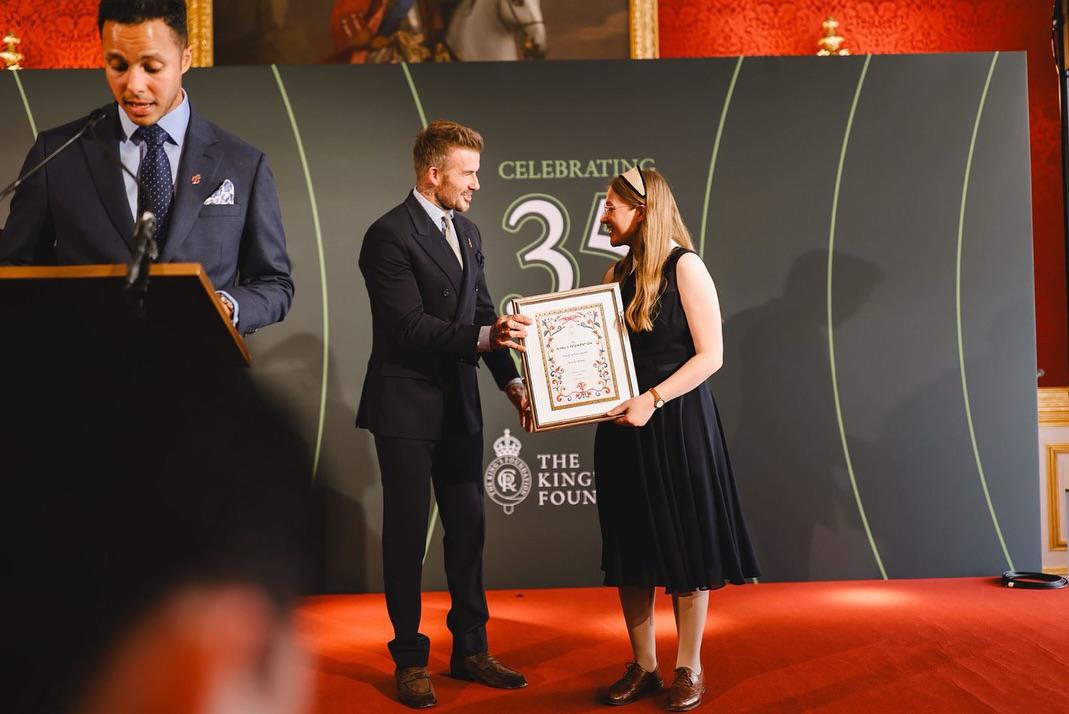 $!David Beckham es nombrado caballero por el Rey Carlos