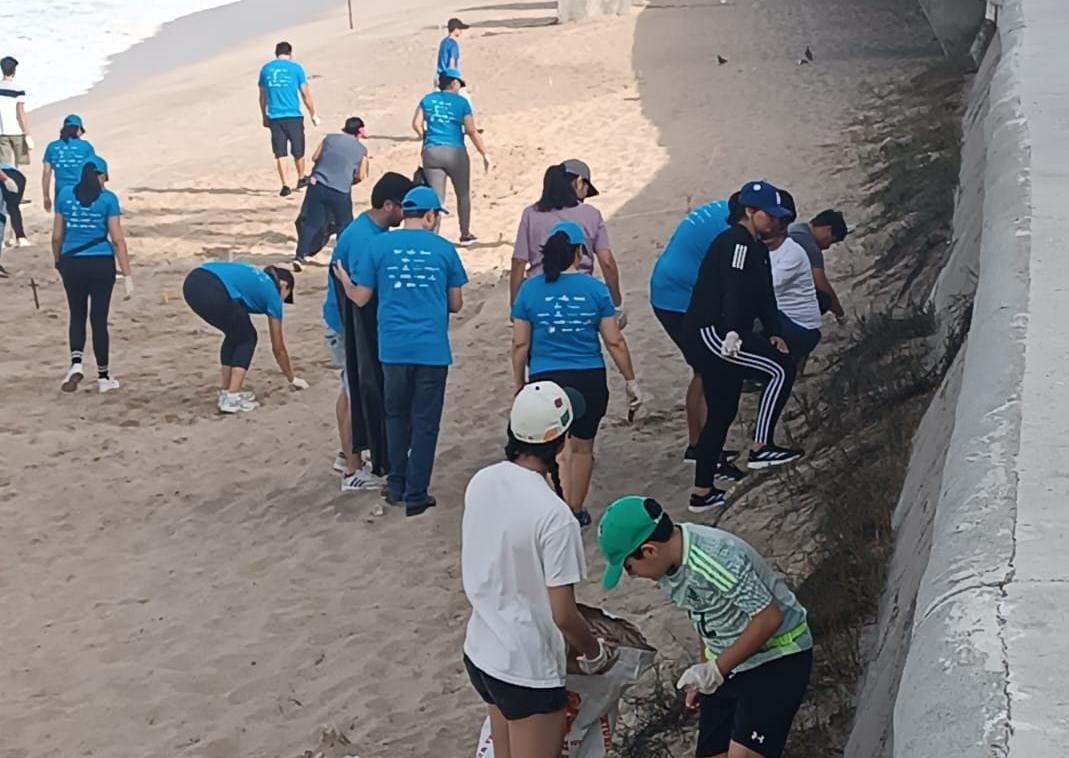$!Ciudadanos y organizaciones se unen para limpiar las playas del malecón de Mazatlán