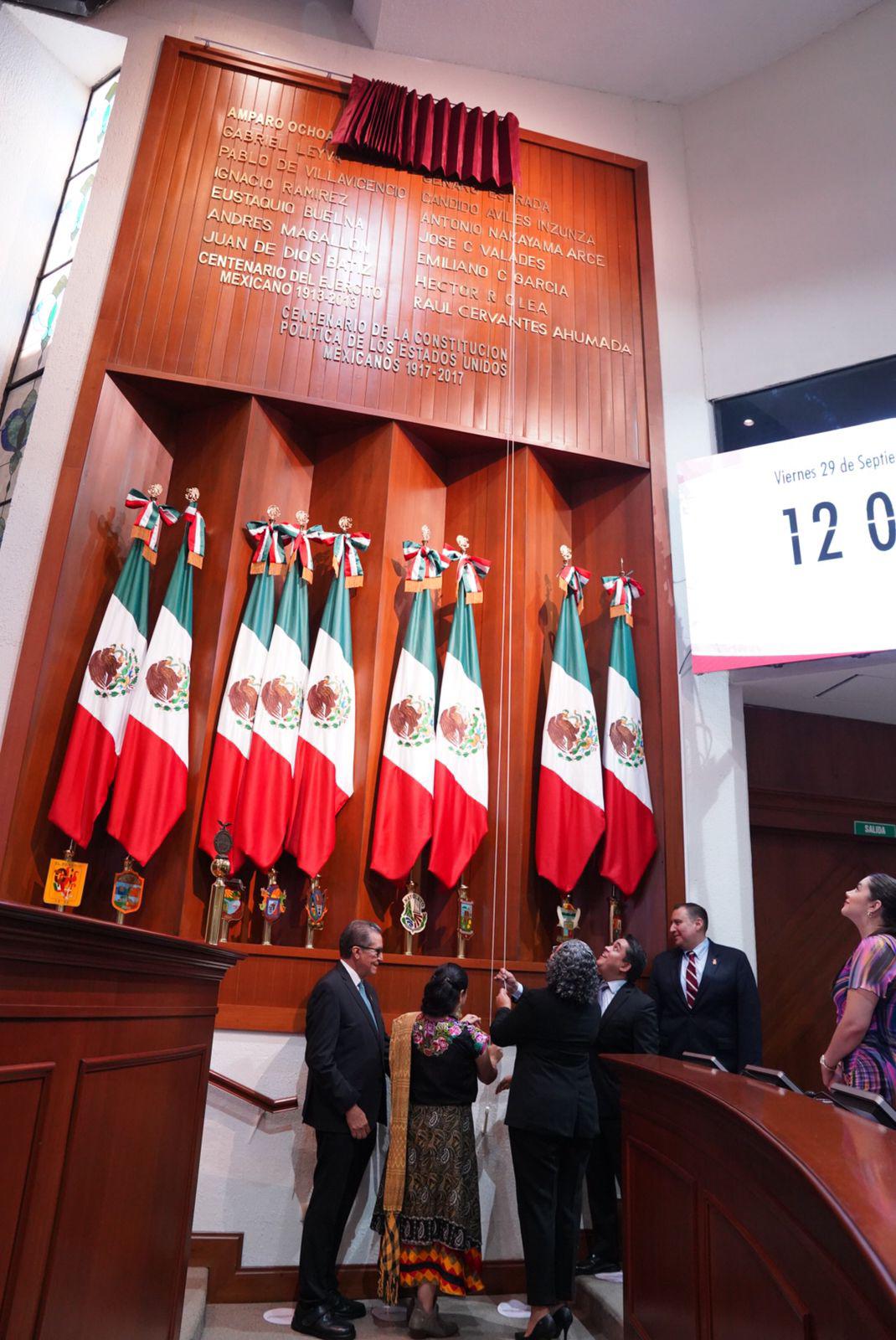 $!Los titulares de los tres Poderes del Estado y su hija María Inés Amézquita Ochoa realizaron la develación de las letras doradas con la leyenda “Amparo Ochoa Castaños” en el Muro de Honor del Salón de Sesiones,