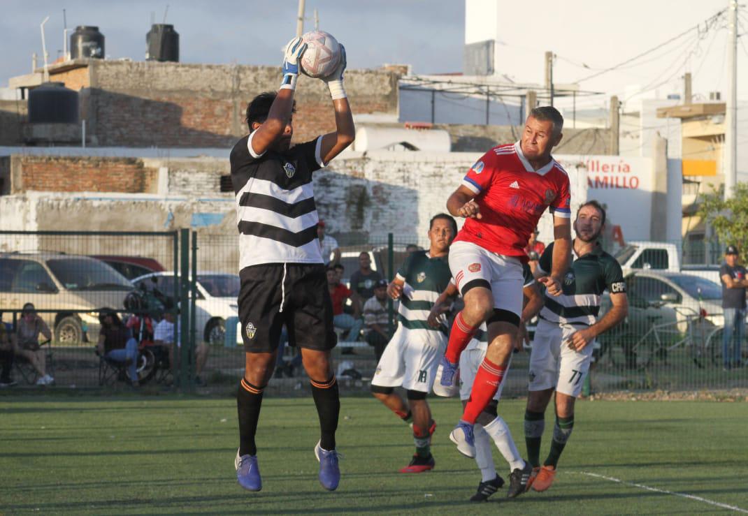 $!Sonido Zeuss-Servigrúas se lleva carro completo en la Liga Superveteranos