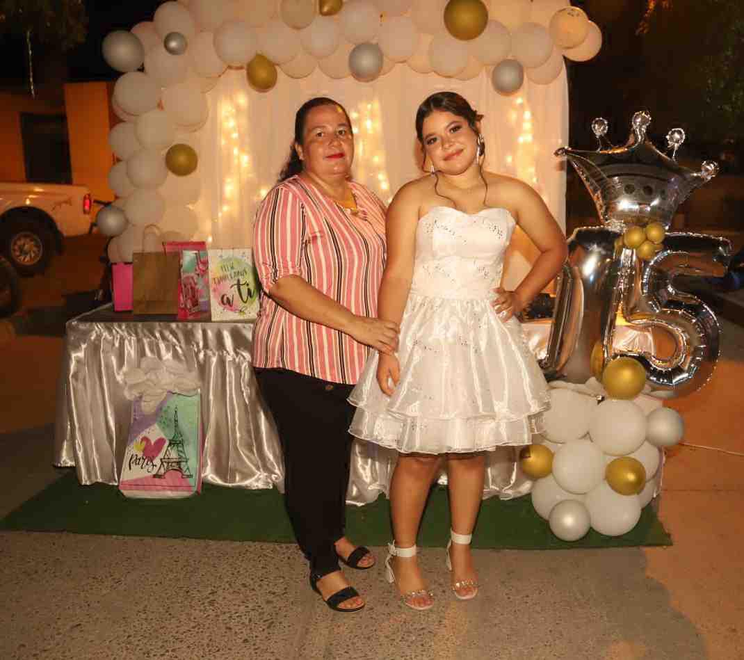 $!Paula Carrazco Reyes junto a su hija Teresita Chariley.
