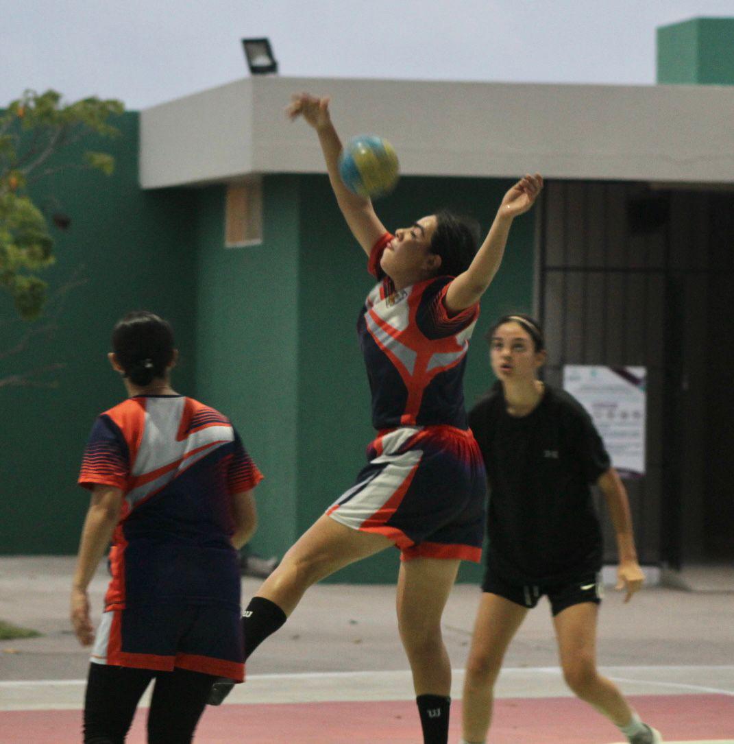 $!Ponen a prueba jóvenes su destreza en handball y atletismo
