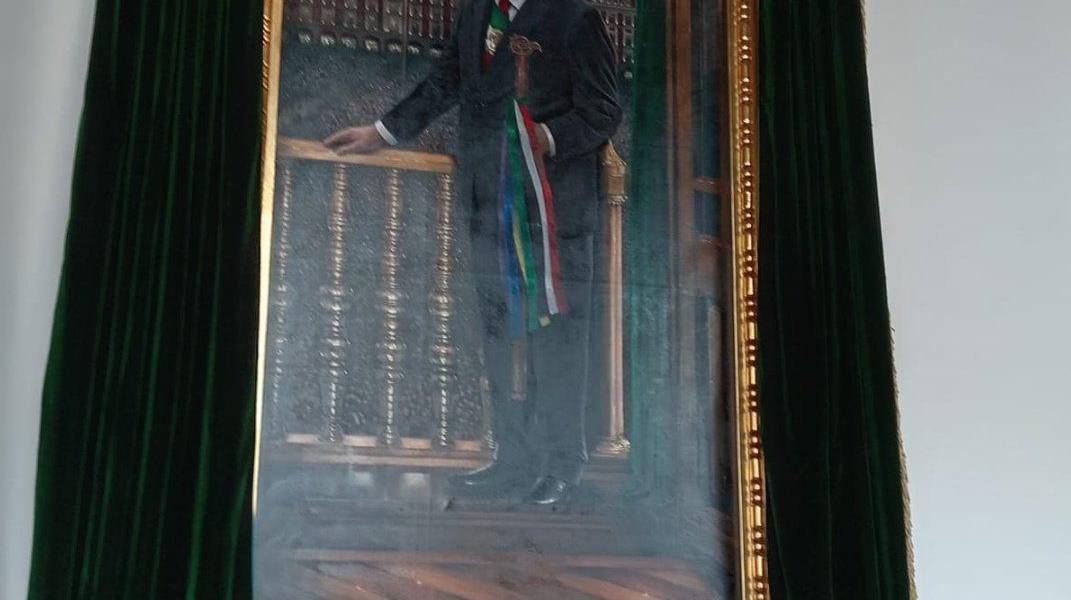 AMLO abandona el Palacio Nacional; devela cuadro con su imagen