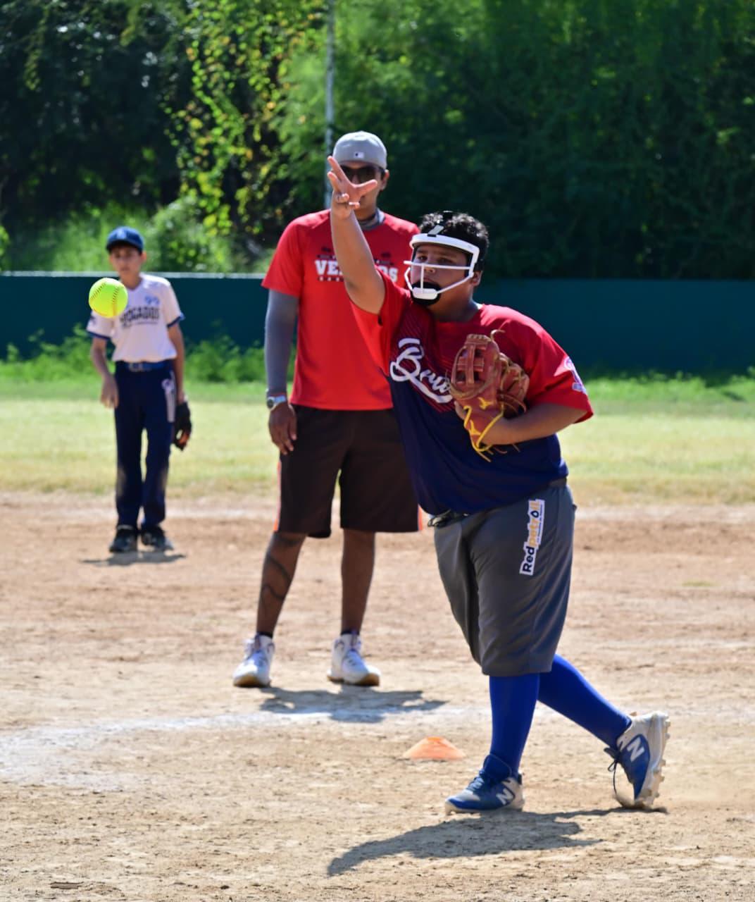 $!Ex ligamayorista Édgar González encabeza entrenamientos de preselecciones varoniles de softbol en Mazatlán
