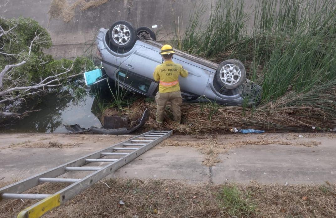 $!Auto se sale del camino y termina volcado en canal pluvial de Mazatlán