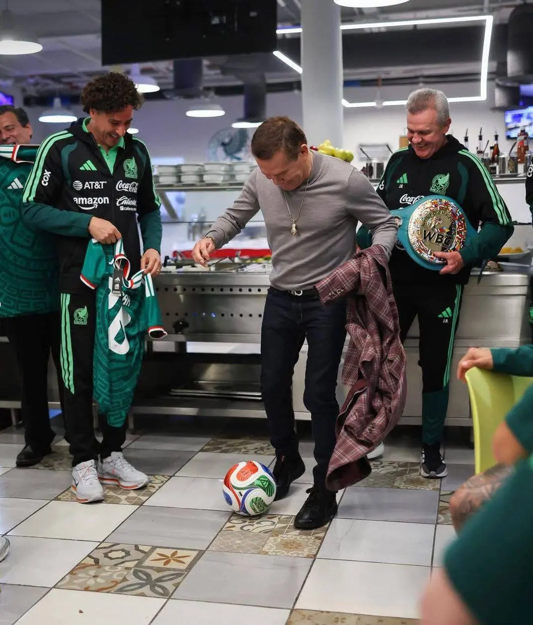 $!Julio César Chávez visitó a la Selección Mexicana