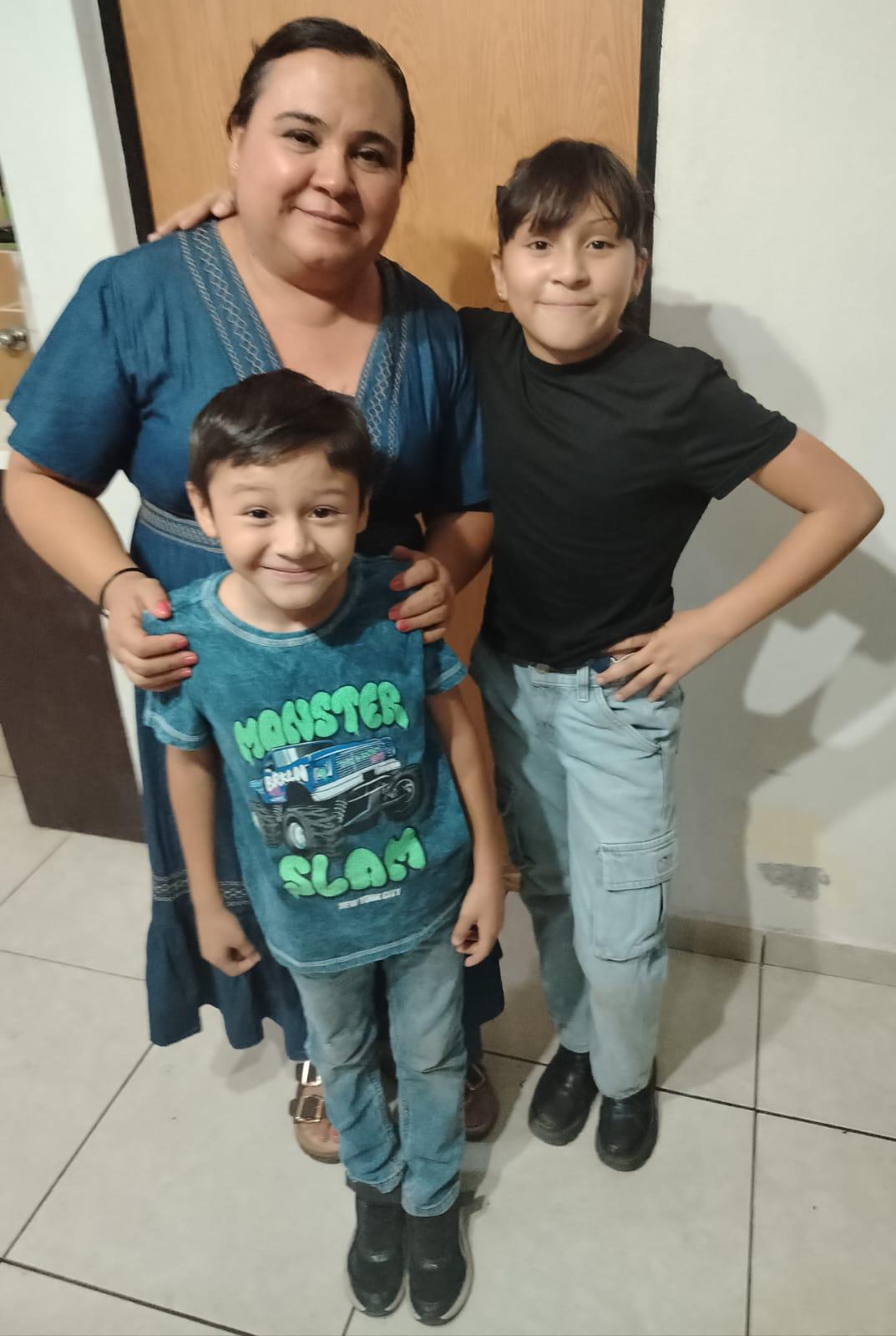 $!Sus nietos Dayraliz y Alexander Huerta Alvarado la llenaron de abrazos y felicitaciones.