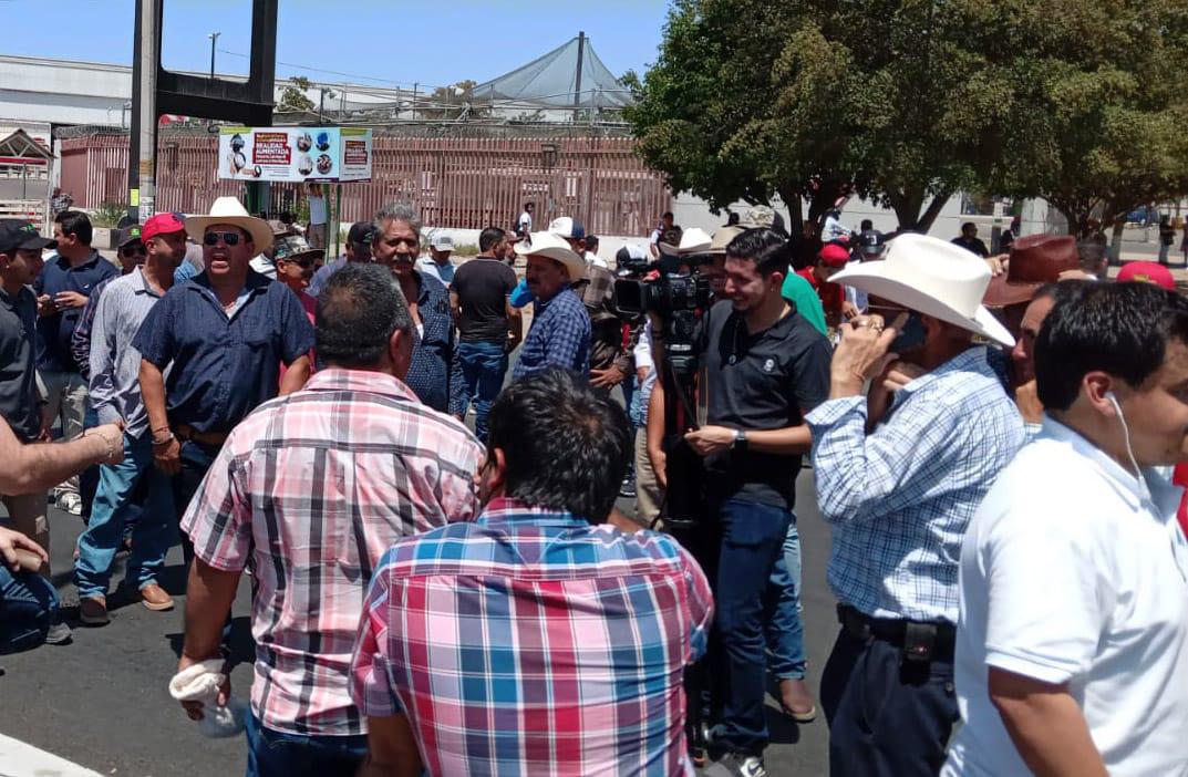 $!Maiceros toman Culiacán y paralizan el Aeropuerto