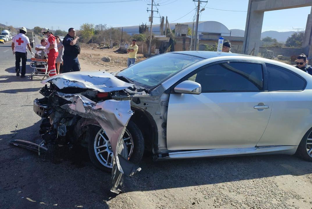 $!Automóvil choca y provoca volcadura de camioneta en Mazatlán