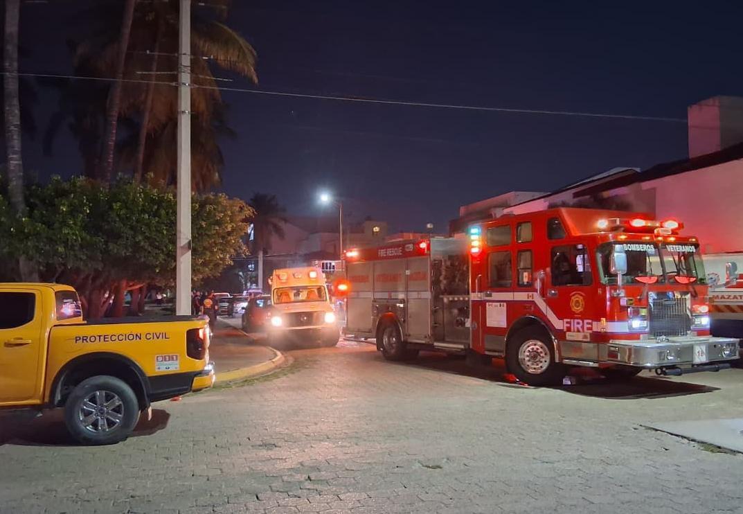 $!Incendio en casa-habitación moviliza a cuerpos de seguridad y emergencia en Mazatlán