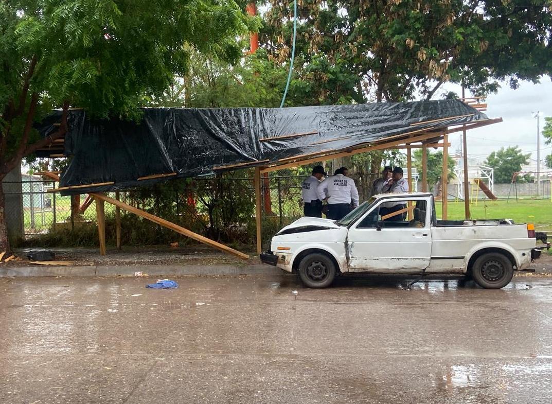 $!Adulto mayor pierde la vida tras chocar contra un árbol frente a Icatsin, en Los Mochis