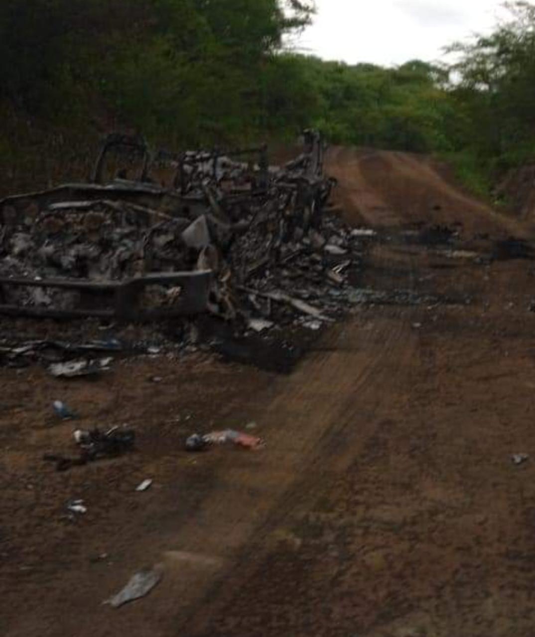 $!Hallan cinco vehículos incendiados en Sinaloa de Leyva tras enfrentamiento
