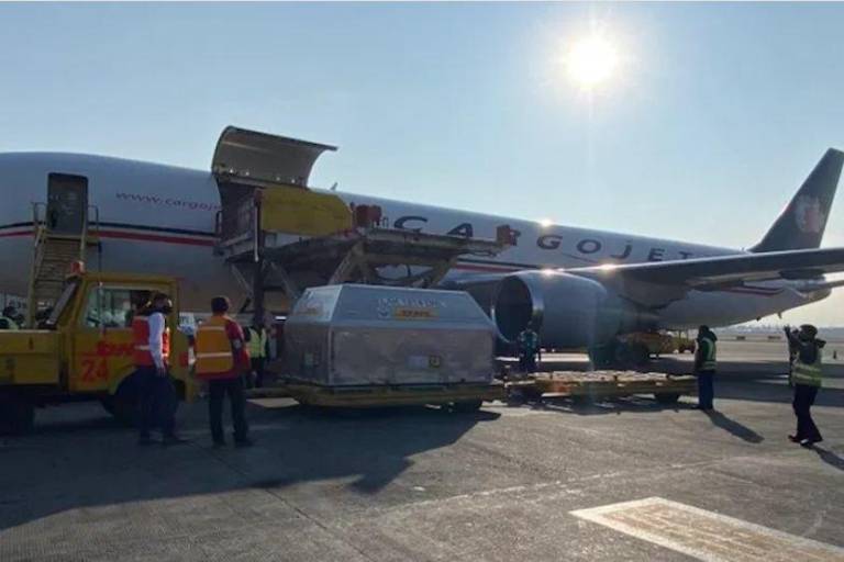 México recibe 600 mil 600 vacunas contra el Covid-19 de Pfizer; 275 mil 925 se quedarán en la CDMX