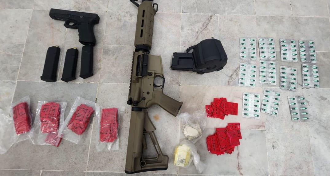 $!Elementos de la Semar detienen a un hombre con armas, droga y municiones en Mazatlán