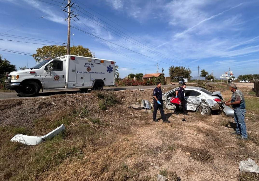 $!Auto se sale de la carretera tras ser impactado por camioneta en la Villa Unión-Walamo